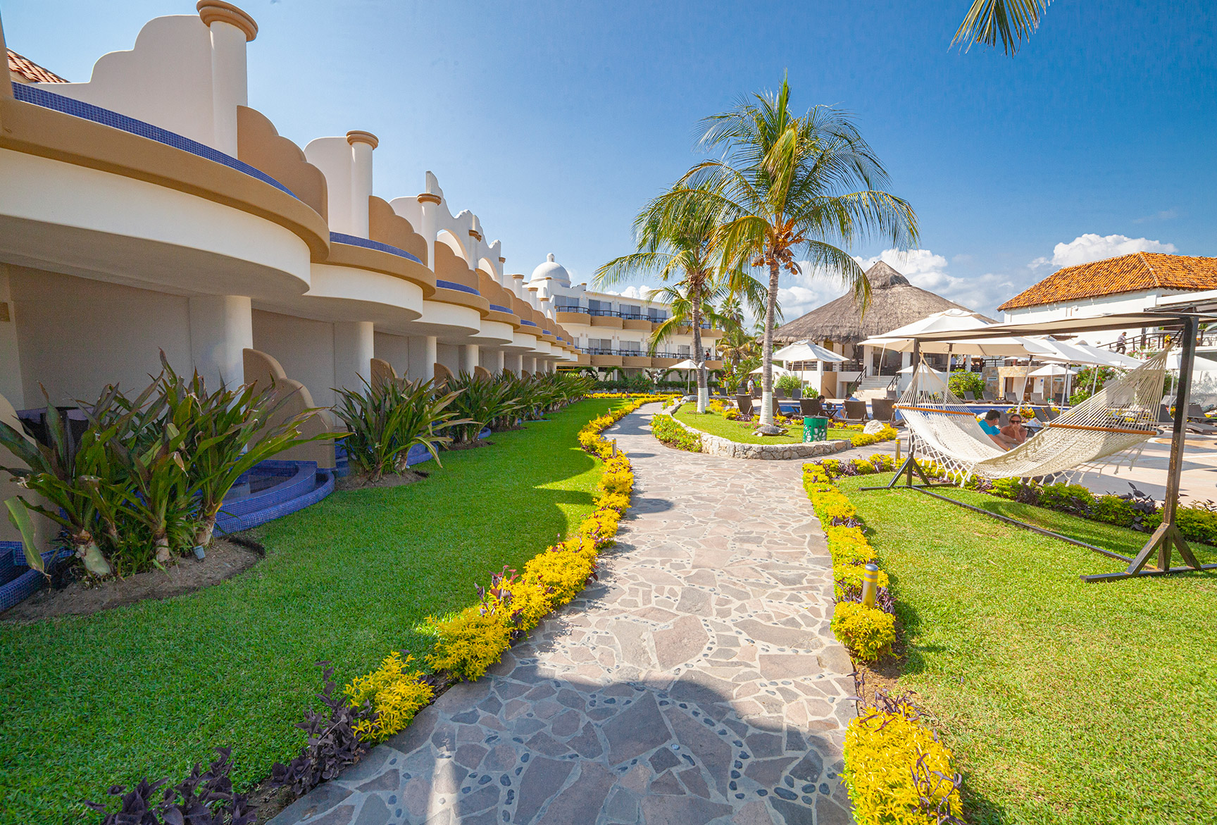 Jardines y habitaciones del Hotel Quinta Bella Huatulco