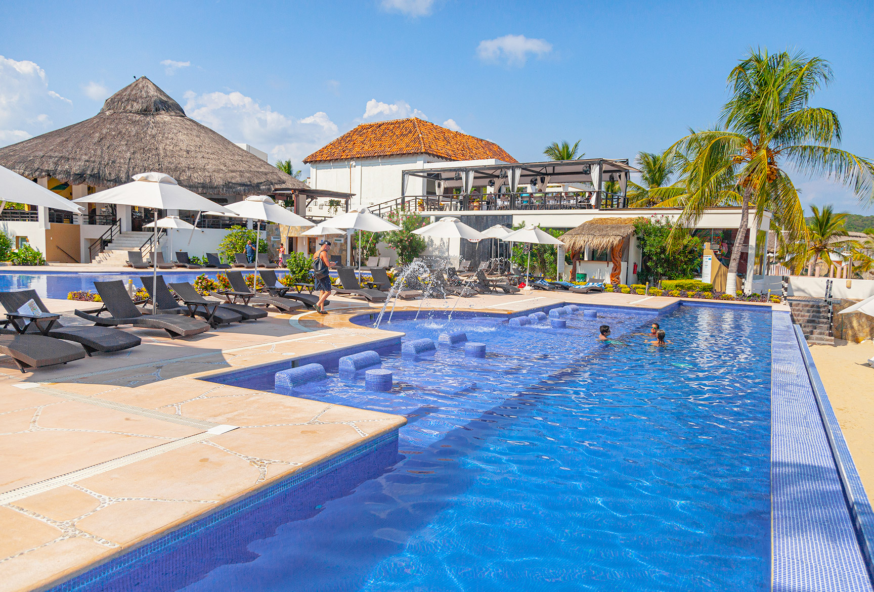 Alberca con palapa del hotel