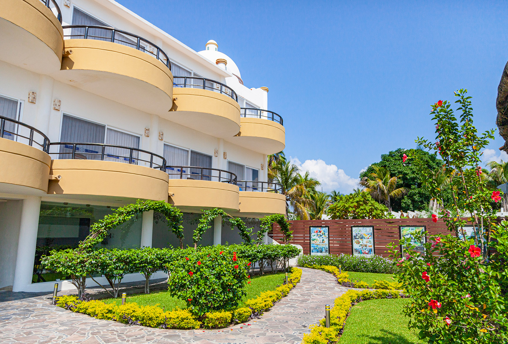 Arquitectura y jardines del hotel